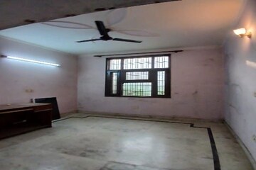 Room in 3 BHK Builder Floor at Birla Arika, Sector 31 – for Rent