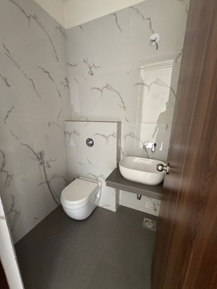 Bathroom, raj-tattva 3 Bedroom 1367 Sq.Ft. Apartment In Kapur Bawdi Thane 10102374