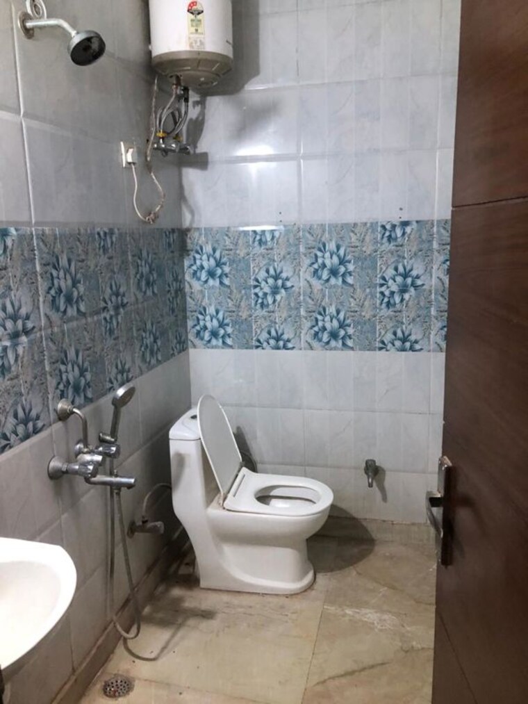 Bathroom, green fields colony 3 Bedroom 220 Sq.Yd. Builder Floor In Green Fields Colony Faridabad 10102404