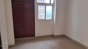 Room in 2.5 BHK Apartment at Amrapali Princely Estate, Sector 76 – for Rent