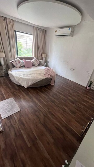 Bedroom in 3 BHK Apartment at Andheri West – for Rent