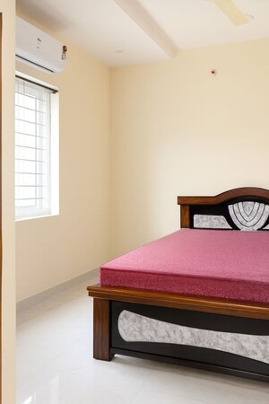 Bedroom in 2 BHK Builder Floor at Kondapur – for Rent