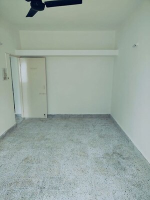 Room in 2 BHK Apartment at Mantri Park I and II, Kothrud – for Rent