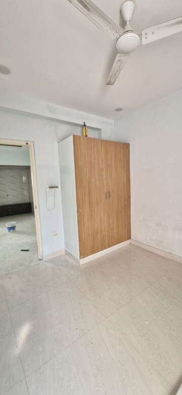 Room in 3 BHK Builder Floor at Kondapur – for Rent