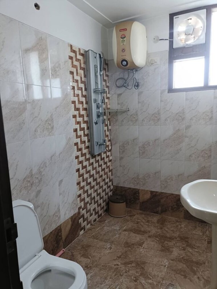 Bathroom, pir machalla 3 Bedroom 1850 Sq.Ft. Apartment In Pir Machalla Zirakpur 10102538