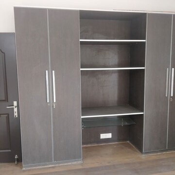 Bathroom in 4 BHK Apartment at DLF Trinity Towers, Dlf Phase V – for Rent