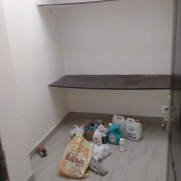 Furnished Amenities in 4 BHK Apartment at DLF Trinity Towers, Dlf Phase V – for Rent