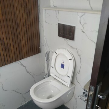 Bathroom in 4 BHK Apartment at DLF Trinity Towers, Dlf Phase V – for Rent