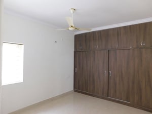 Room in 3 BHK Builder Floor at Kondapur – for Rent