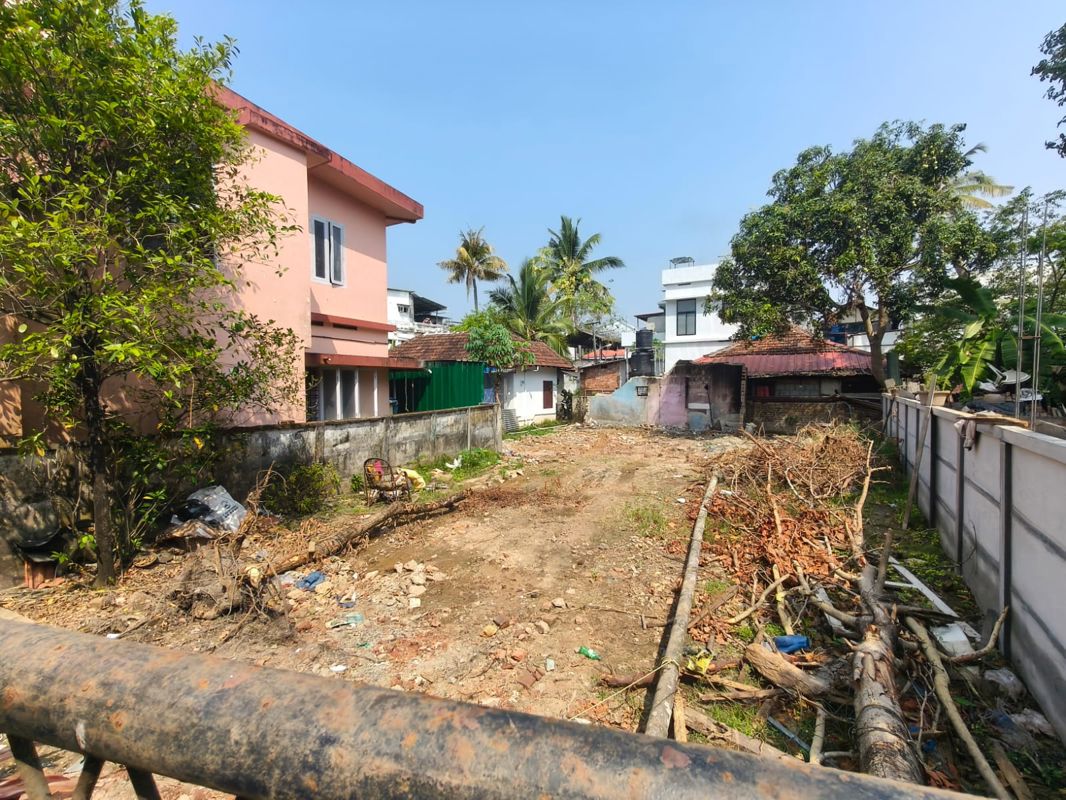Plot For Sale in Thevara
