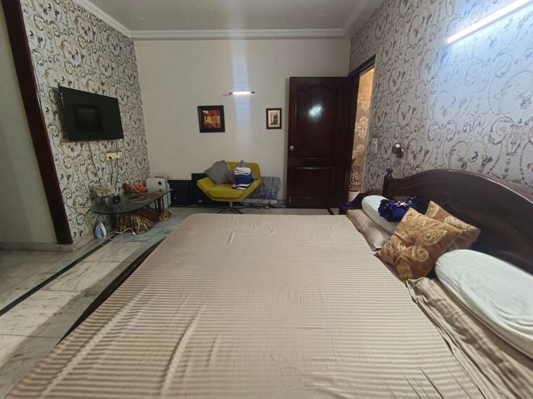 Living Room, dlf-atria Studio 500 Sq.Ft. Builder Floor In Dlf Phase ii Gurgaon 10102594