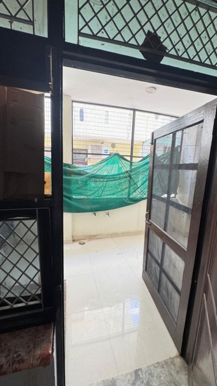 Balcony, sector 9a 1.5 Bedroom 900 Sq.Ft. Independent House In Sector 9a Gurgaon 10102640