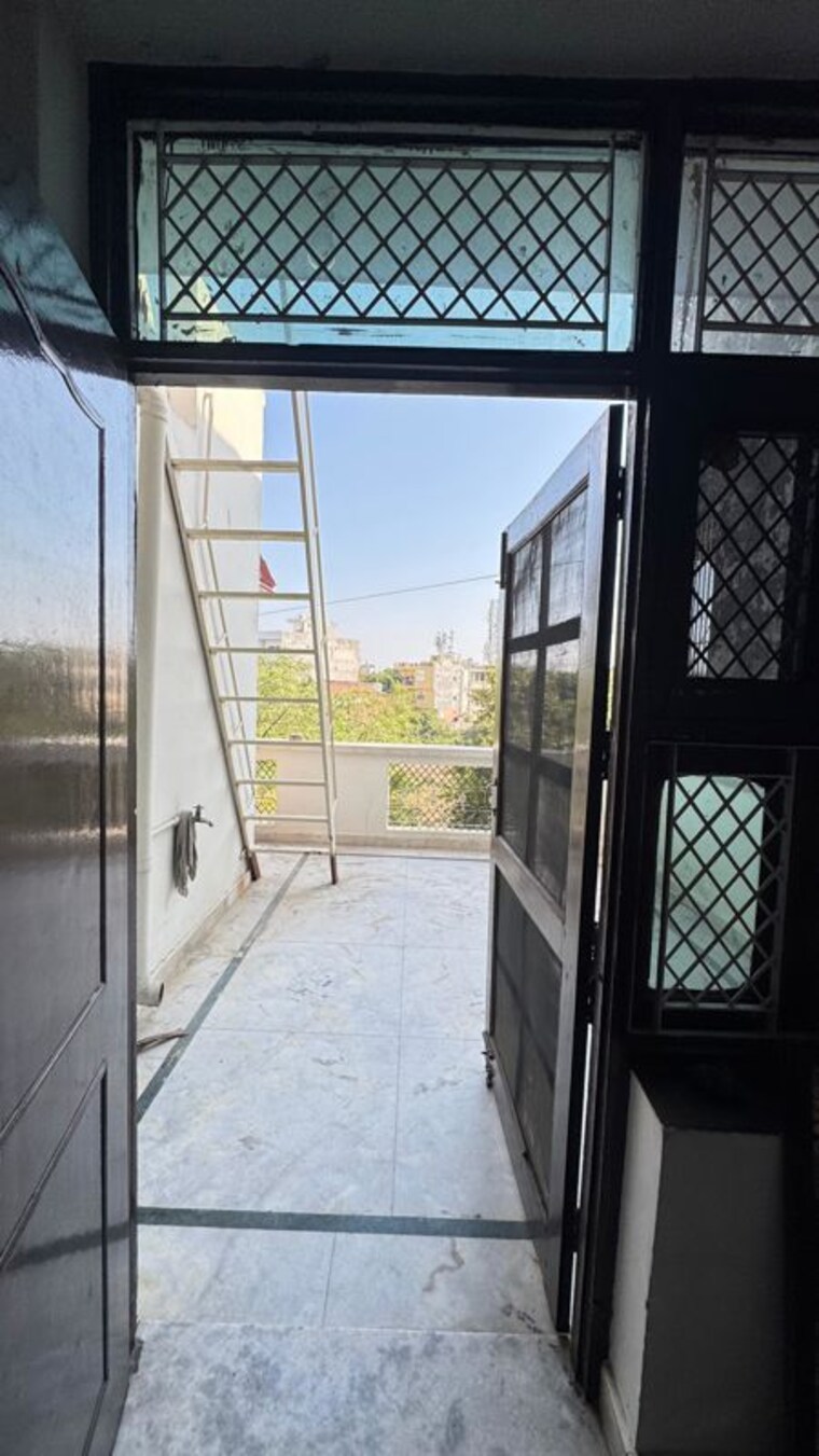 Balcony, sector 9a 1.5 Bedroom 900 Sq.Ft. Independent House In Sector 9a Gurgaon 10102640