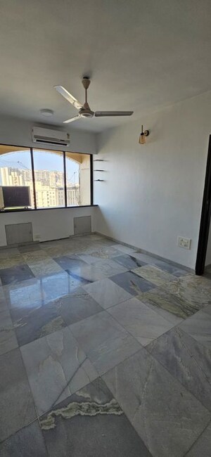 Room in 2 BHK Apartment at Hiranandani Gardens Lake Castle, Powai – for Rent