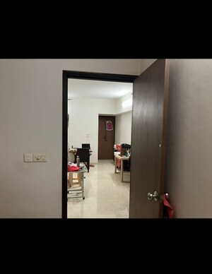 Room in 2 BHK Apartment at Lodha Amara, Kolshet Road – for Rent