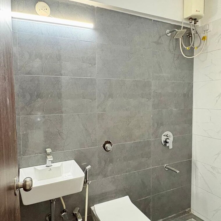 Bathroom, ashish-chs-andheri 1 Bedroom 480 Sq.Ft. Apartment In Manish Nagar Mumbai 9302089