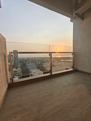 Room in 3 BHK Apartment at Seawoods – for Rent