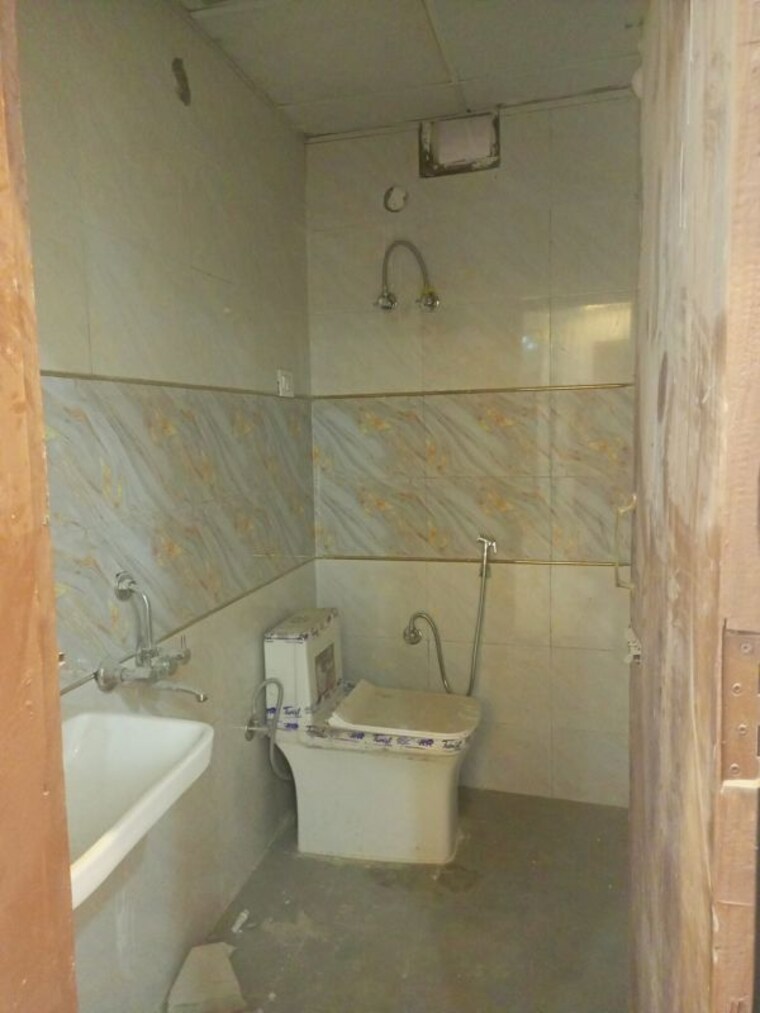 Bathroom, sector 73 2 Bedroom 950 Sq.Ft. Builder Floor In Sector 73 Noida 10098630
