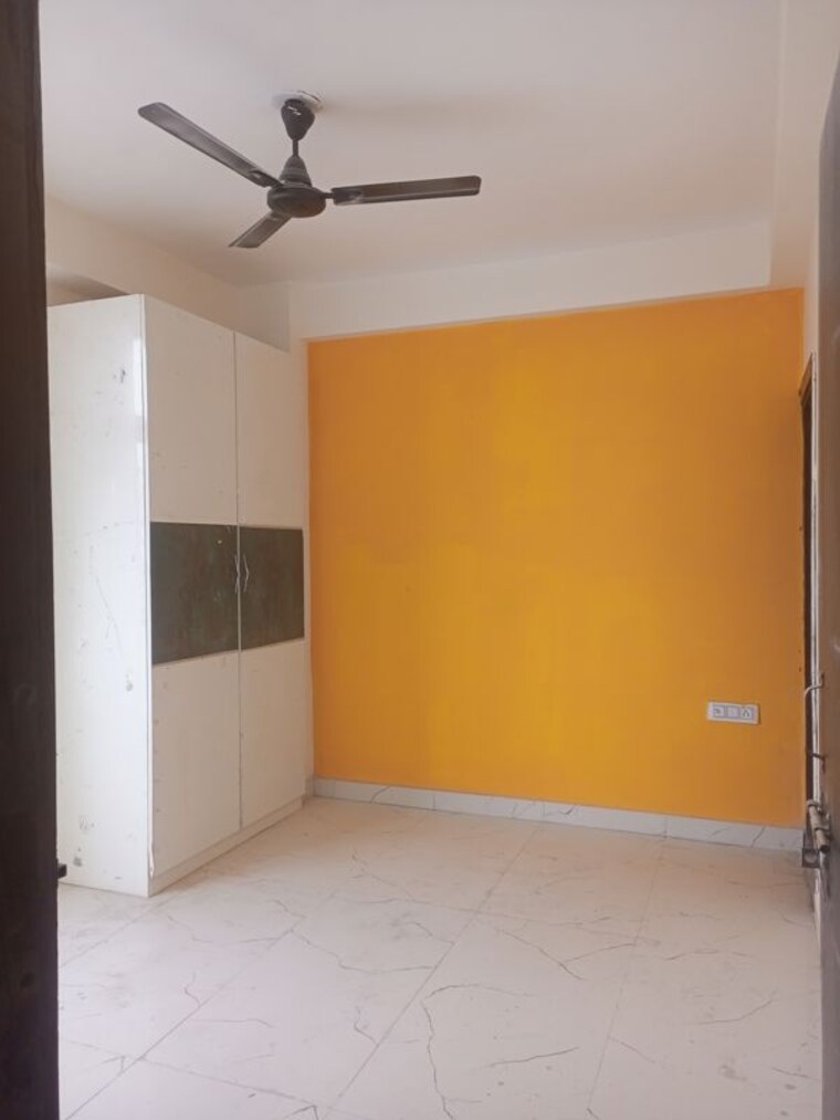 Room, sector 73 2 Bedroom 950 Sq.Ft. Builder Floor In Sector 73 Noida 10098630