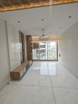 Room in 3 BHK Apartment at Seawoods – for Rent