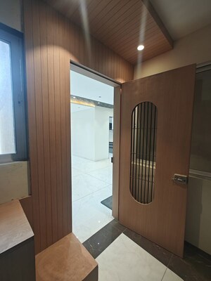 Room in 3 BHK Apartment at Seawoods – for Rent