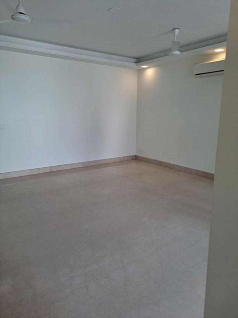 Room, east of kailash 3 Bedroom 200 Sq.Yd. Builder Floor In East Of Kailash Delhi 10103000