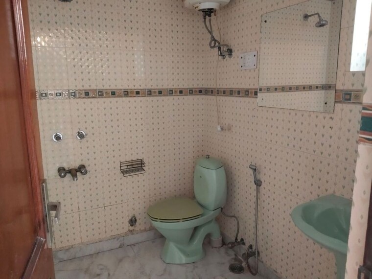 Bathroom, greater kailash i 3 Bedroom 300 Sq.Yd. Builder Floor In Greater Kailash I Delhi 10103006