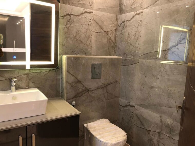 Bathroom, dlf-the-belaire 4 Bedroom 3065 Sq.Ft. Apartment In Sector 54 Gurgaon 10103310