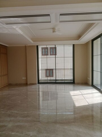 Room in 3 BHK Apartment at DLF Park Place, Sector 54 – for Sale