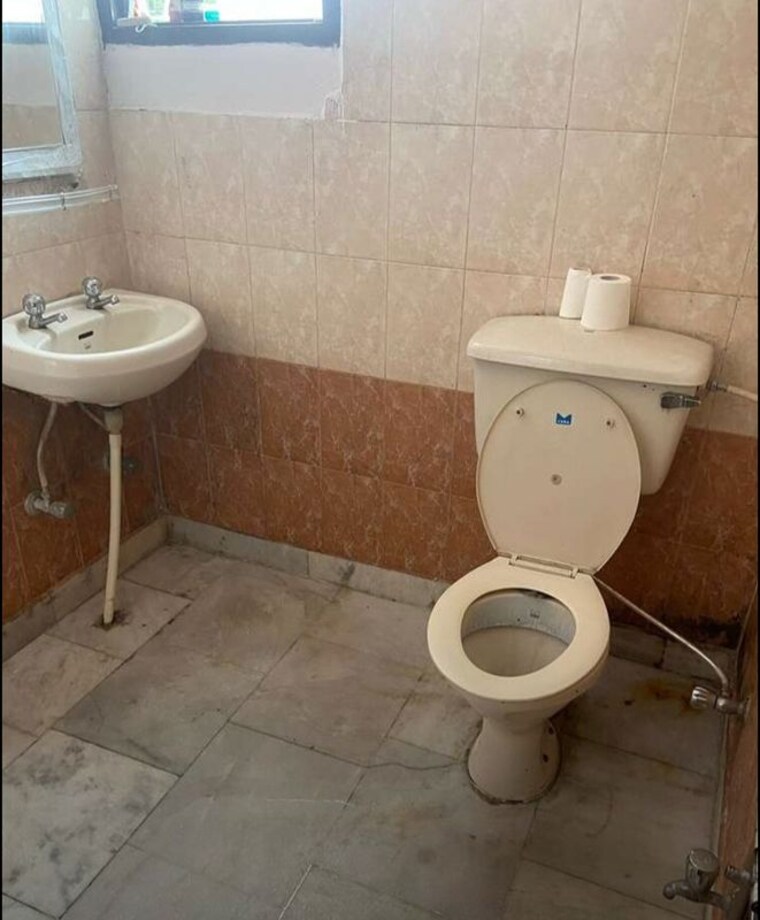 Bathroom, sector 42 3 Bedroom 1000 Sq.Ft. Builder Floor In Sector 42 Chandigarh 10103351