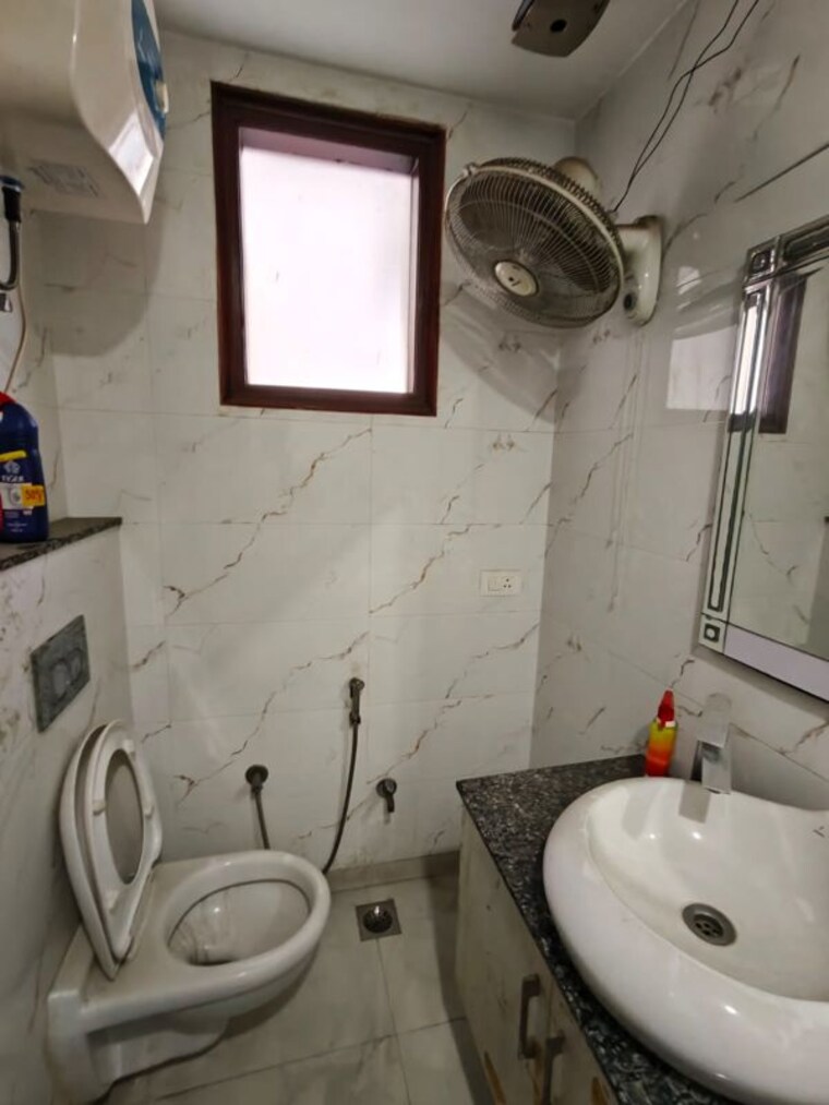 Bathroom, rajouri garden 3 Bedroom 190 Sq.Yd. Builder Floor In Rajouri Garden Delhi 10103531
