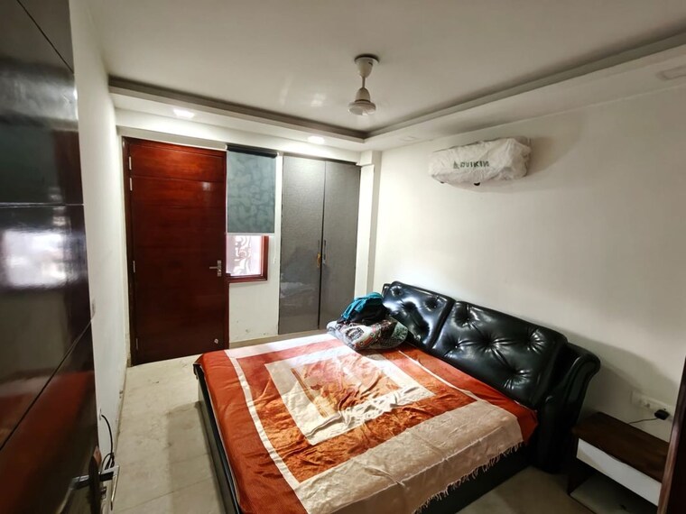 Bedroom, rajouri garden 3 Bedroom 190 Sq.Yd. Builder Floor In Rajouri Garden Delhi 10103531