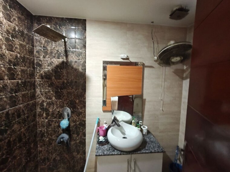 Bathroom, rajouri garden 3 Bedroom 190 Sq.Yd. Builder Floor In Rajouri Garden Delhi 10103531