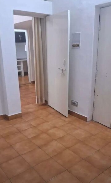 Room in 2 BHK Apartment at Husainganj – for Rent