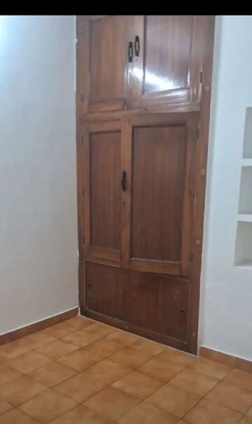 Furnished Amenities in 2 BHK Apartment at Husainganj – for Rent