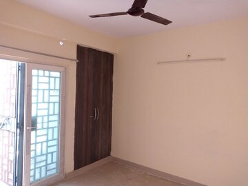 Room in 3 BHK Apartment at Gaur City 2 - 14th Avenue, Sector 16c Greater Noida – for Rent