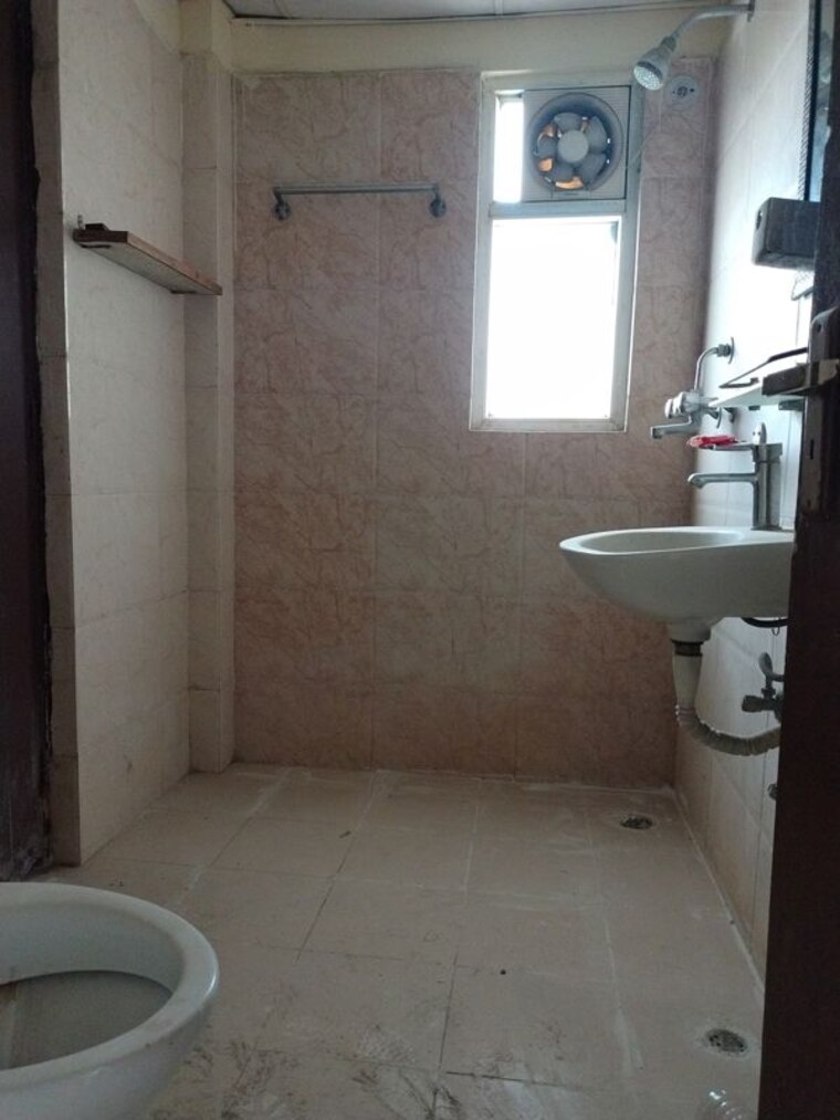 Bathroom, gaur-city-2-14th-avenue 3 Bedroom 1300 Sq.Ft. Apartment In Sector 16c Greater Noida Greater Noida 10103667