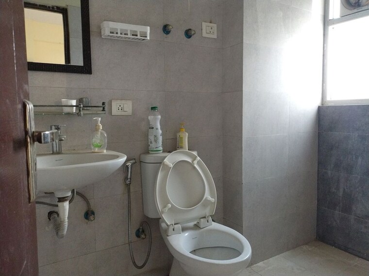 Bathroom, gaur-city-2-14th-avenue 3 Bedroom 1300 Sq.Ft. Apartment In Sector 16c Greater Noida Greater Noida 10103667