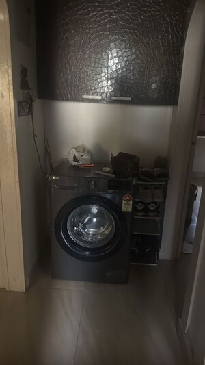 Parking in 2 BHK Apartment at Seven Bunglow – for Rent