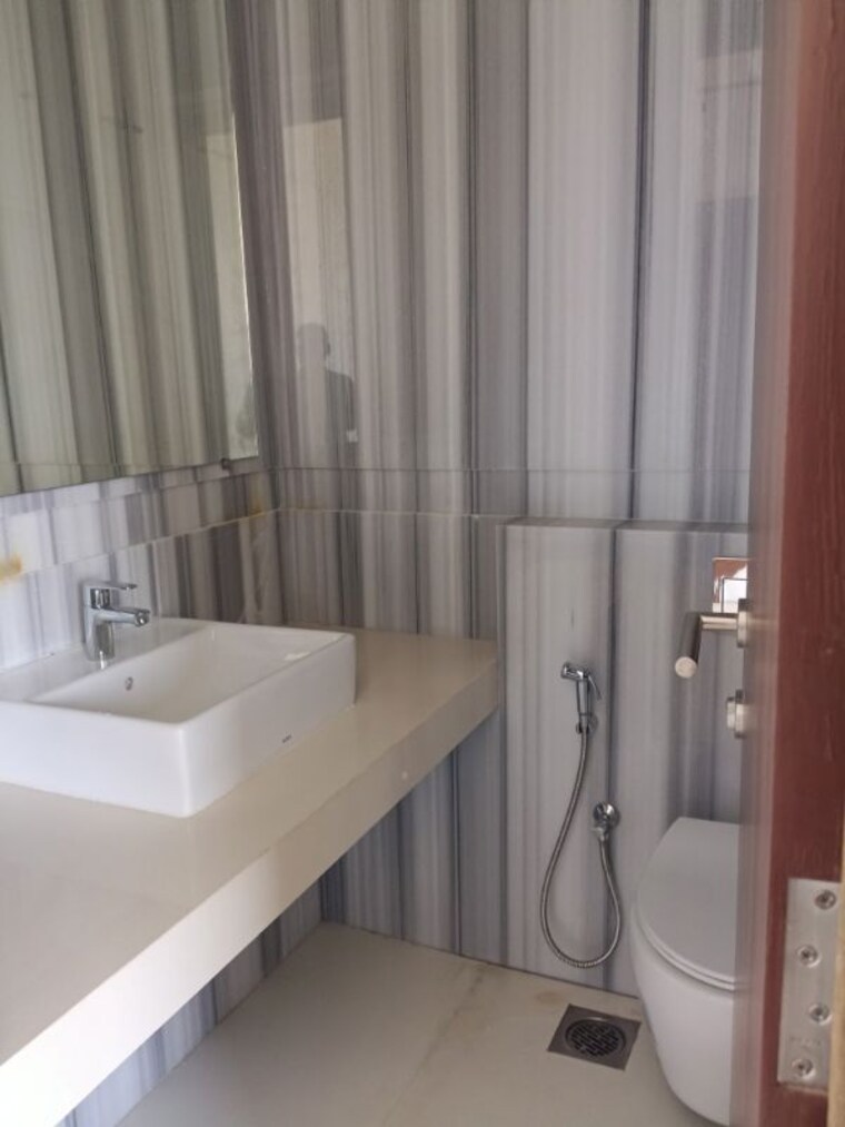 Bathroom, goregaon west 2.5 Bedroom 1500 Sq.Ft. Apartment In Goregaon West Mumbai 9420028