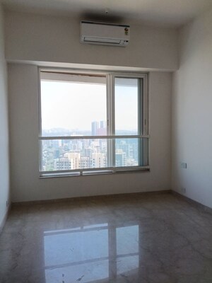 Bedroom in 2.5 BHK Apartment at Goregaon West – for Rent