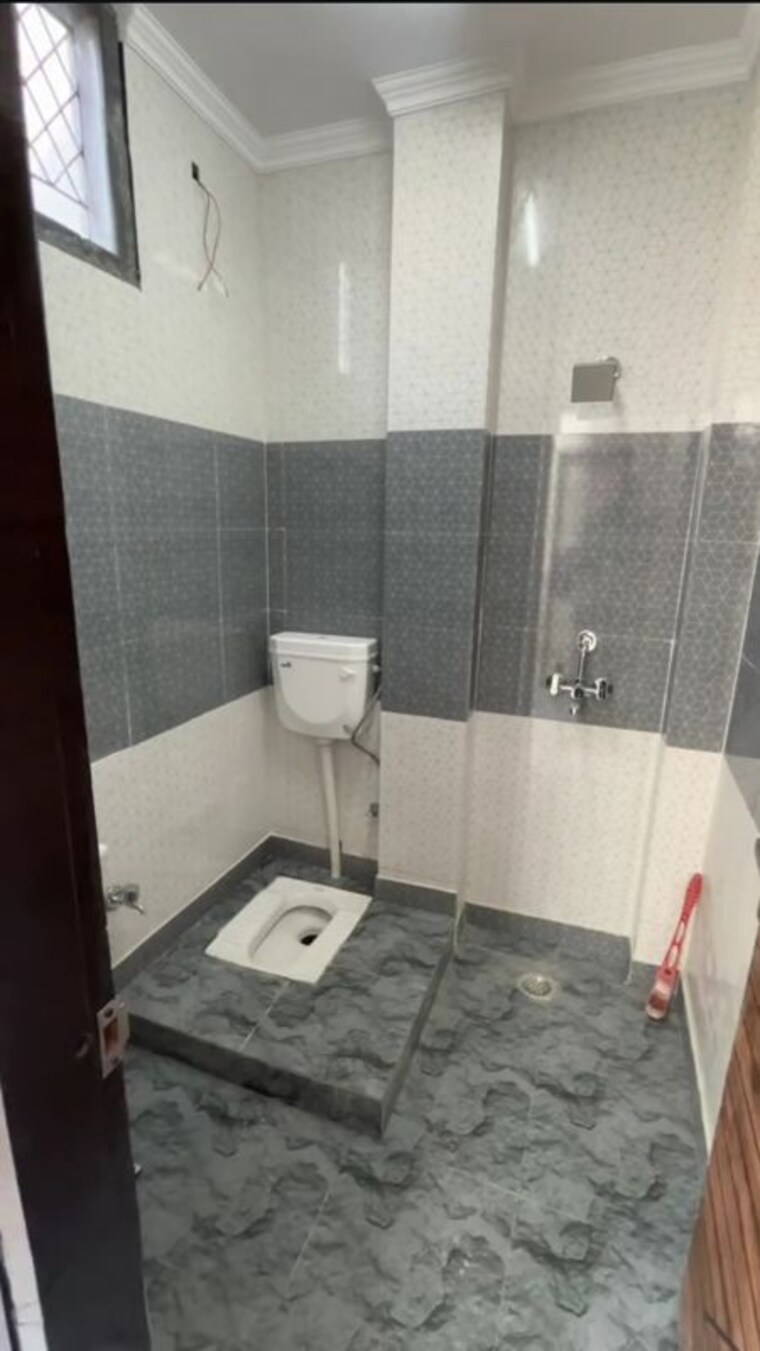 Bathroom, khanpur 3 Bedroom 100 Sq.Yd. Builder Floor In Khanpur Delhi 10103639
