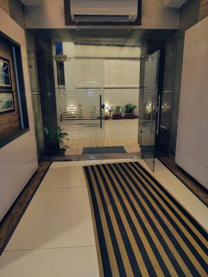 Room in 3 BHK Apartment at Worli – for Rent