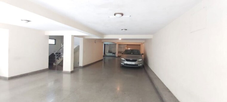  Parking, new friends colony 3 Bedroom 1800 Sq.Ft. Builder Floor In New Friends Colony Delhi 10104066