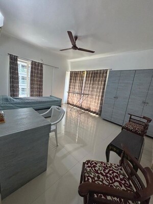 Room in 4 BHK Apartment at Laxman Nagar – for Rent