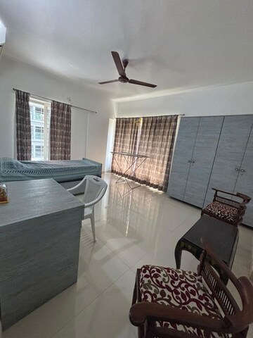 Room in 4 BHK Apartment at Laxman Nagar – for Rent