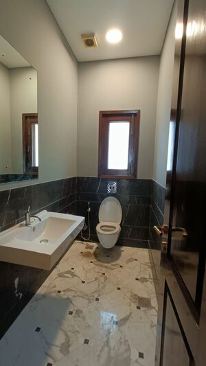 Master Bedroom in 5 BHK Builder Floor at Panchsheel Park – for Rent