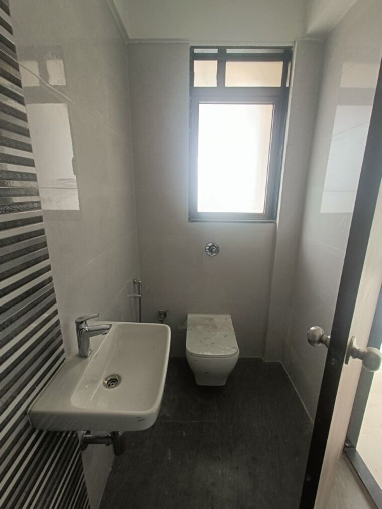 Bathroom, neminath-nemi-bhavan 2 Bedroom 629 Sq.Ft. Apartment In Goregaon West Mumbai 10104305