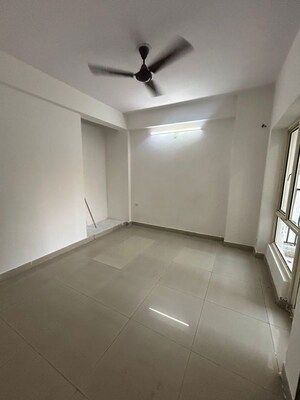 Room in 2.5 BHK Apartment at Panchsheel Greens, Sector 16 Greater Noida – for Sale