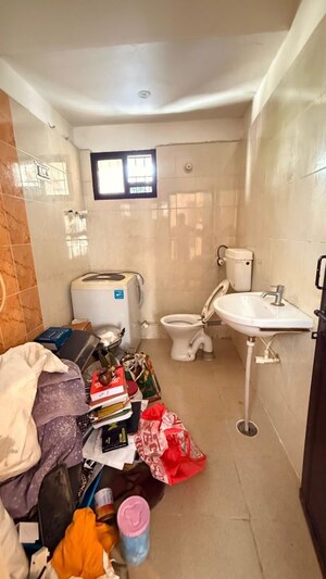 Master Bedroom in 2 BHK Apartment at Gomti Nagar – for Rent